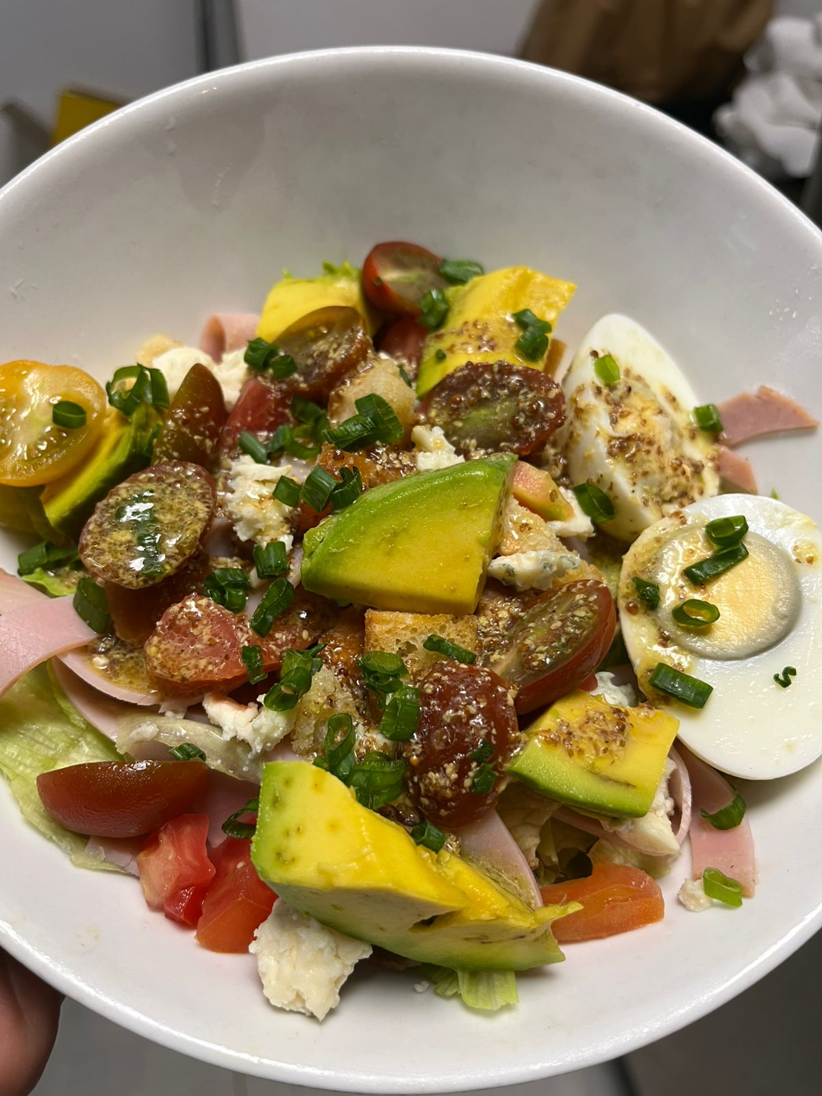 Salade composée fraîche, œuf et avocat
