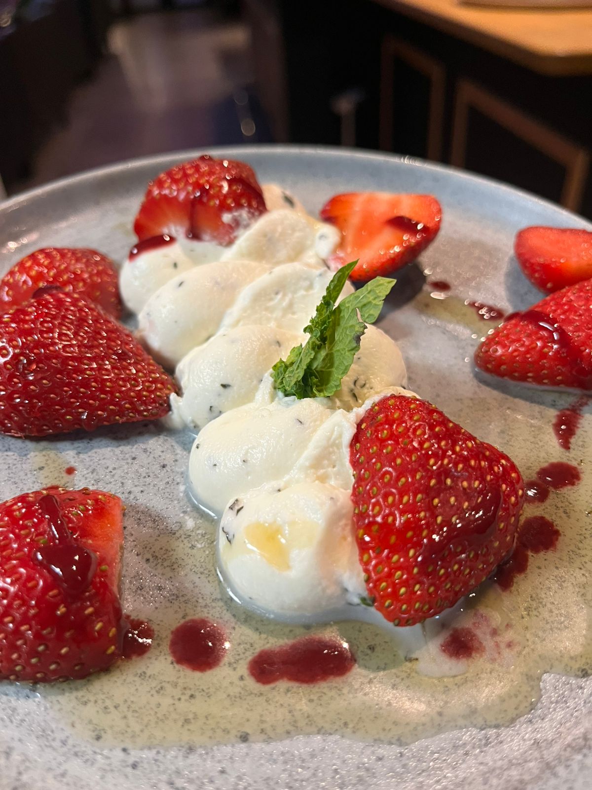 Fraises fraîches, crème montée et menthe