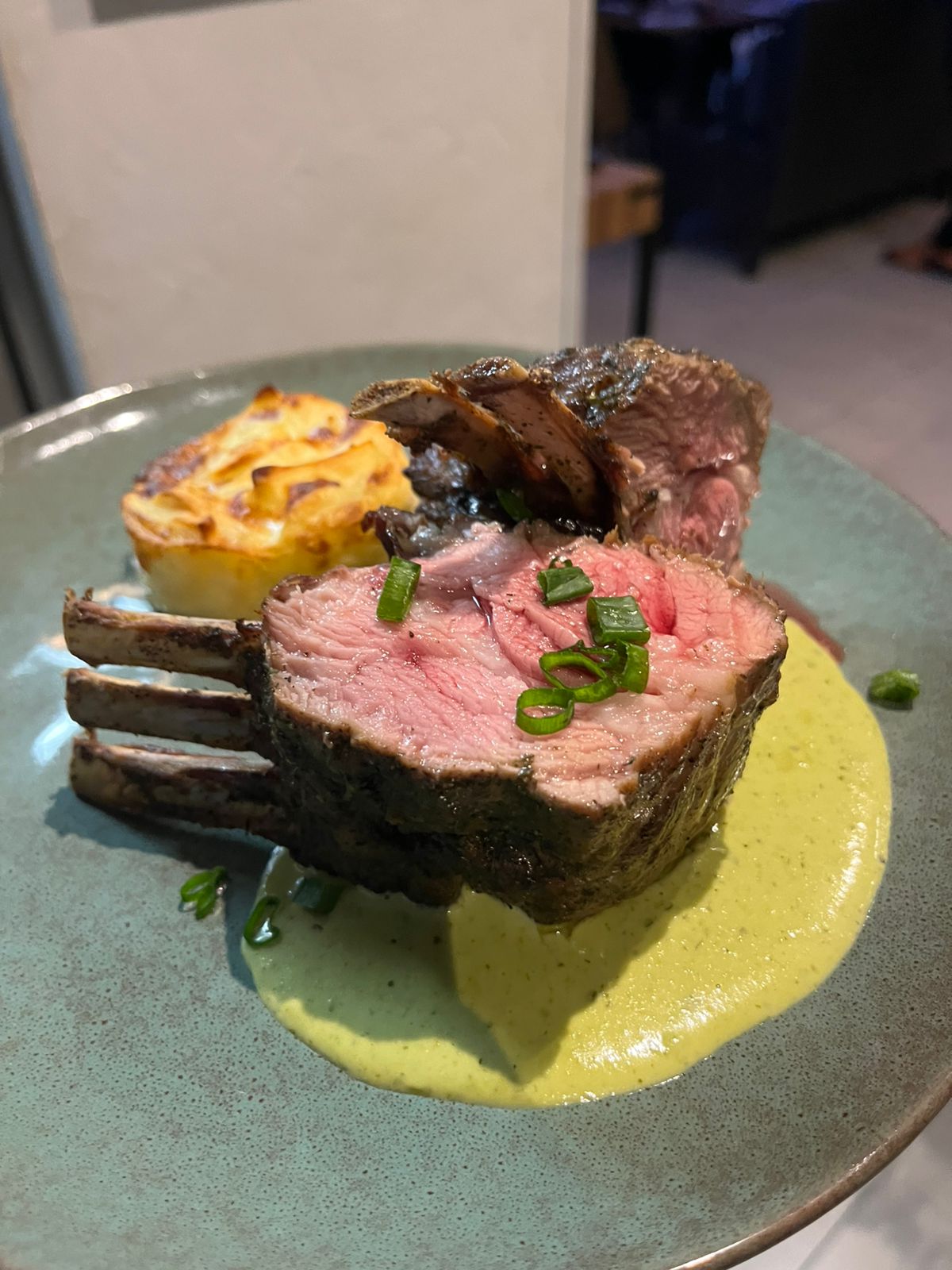 Carré d'agneau, gratin dauphinois et sauce aux herbes